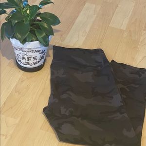 Zyia camo crops